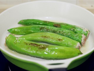 10、虎皮尖椒酿肉,煎至尖椒表面焦黄