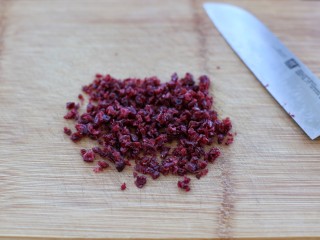 2、蔓越莓饼干,将蔓越莓干切碎备用