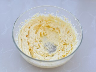 7、蔓越莓饼干,加入蛋液后要搅打均匀，再加入下一次的蛋液