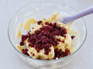 10、蔓越莓饼干,倒入切碎的蔓越莓干