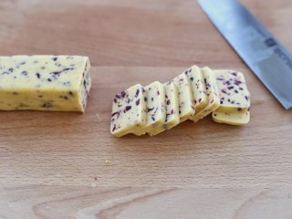 13、蔓越莓饼干,冻硬后取出切成厚度约为0.7厘米的片状