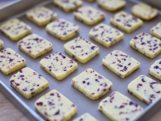 14、蔓越莓饼干,排放烤盘内