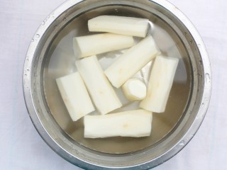 5、山药香菇玉米土鸡汤,山药去皮切断。