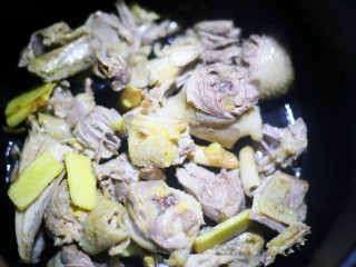 11、山药香菇玉米土鸡汤,再下油锅翻炒炸一下。