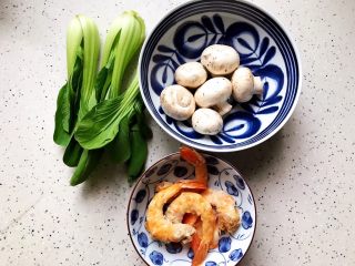 1、青菜口蘑虾干汤,首先我们准备好所有食材