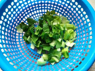 2、青菜口蘑虾干汤,小青菜洗净之后切成小块