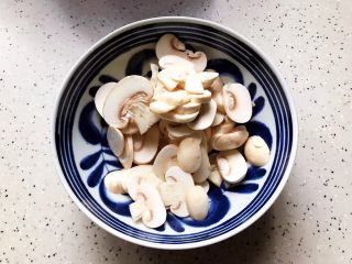 3、青菜口蘑虾干汤,口蘑洗净之后切成薄片