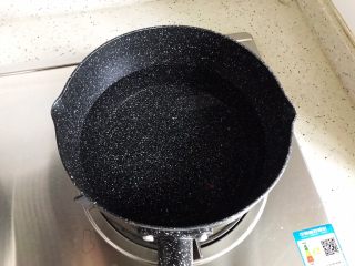 5、青菜口蘑虾干汤,锅内煮适量清水