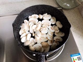 7、青菜口蘑虾干汤,煮30秒