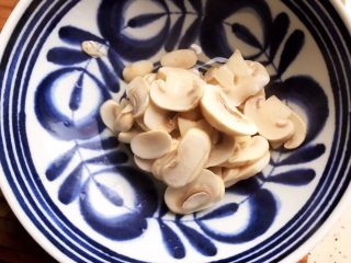 8、青菜口蘑虾干汤,捞出