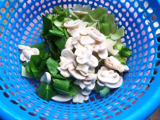 9、青菜口蘑虾干汤,控干水分