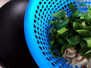 11、青菜口蘑虾干汤,待锅内油七分热时下小青菜和口蘑