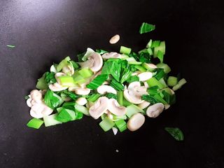 12、青菜口蘑虾干汤,翻炒均匀