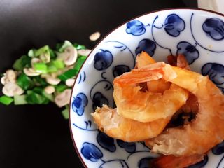 13、青菜口蘑虾干汤,加入虾干