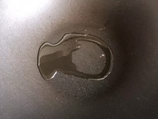 10、青菜口蘑虾干汤,起油锅,油不用太多,一点点就够了