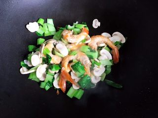 14、青菜口蘑虾干汤,翻炒均匀