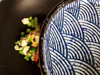 15、青菜口蘑虾干汤,加适量热开水