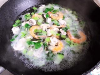 16、青菜口蘑虾干汤,大火烧开之后转小火,煮5.6分钟,不要盖锅盖,不然青菜会变黄