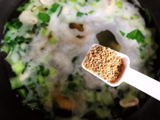 18、青菜口蘑虾干汤,加一小勺鸡精,搅拌均匀即可