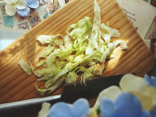 5、营养都在这一碗 糙米减肥沙拉,将生菜切成丝