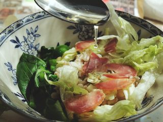 16、营养都在这一碗 糙米减肥沙拉,再加入一勺油