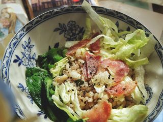 17、营养都在这一碗 糙米减肥沙拉,撒几下黑胡椒粉与白胡椒粉