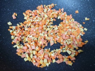 3、玉米面糊糊,翻炒一分钟左右。