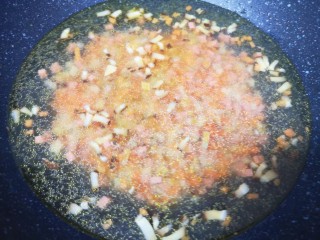 5、玉米面糊糊,加入水烧开。