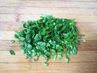 6、玉米面糊糊,芹菜叶洗干净切碎。