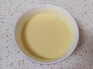 8、玉米面糊糊,加入水搅拌成糊状。