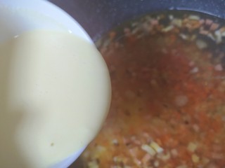 9、玉米面糊糊,锅开以后将玉米面糊倒入锅里。