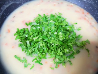 11、玉米面糊糊,下入芹菜叶。