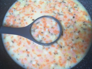 10、玉米面糊糊,用勺子搅拌均匀烧开，小火煮3-5分钟。