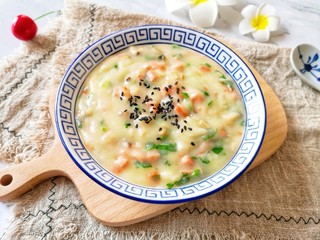 14、玉米面糊糊,盛入碗中，撒上熟黑芝麻。