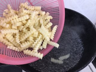 7、孜然土豆条,锅里煮水，水开后倒土豆条进去焯水