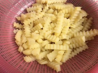 8、孜然土豆条,过完凉水捞起沥干