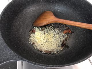 11、孜然土豆条,加入姜蒜煸香