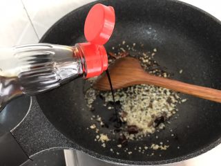 12、孜然土豆条,加入酱油2勺