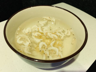 4、紫菜虾皮汤,紫菜和虾皮用热水泡下；