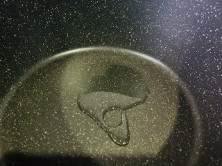 6、紫菜虾皮汤,锅加食用油；