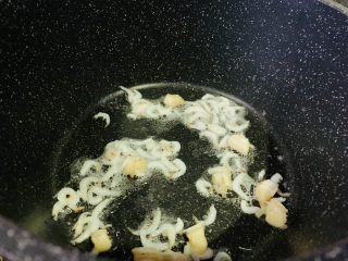 7、紫菜虾皮汤,热锅，加虾皮和干贝；