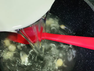 8、紫菜虾皮汤,炒香，加适量清水；