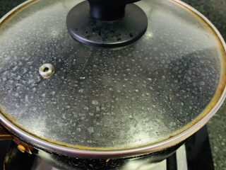 11、紫菜虾皮汤,大火煮开，盖住锅盖；