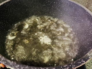 12、紫菜虾皮汤,焖煮3分钟；