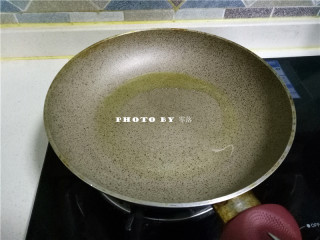 4、海参豆腐羹,平底锅放入玉米油烧热；