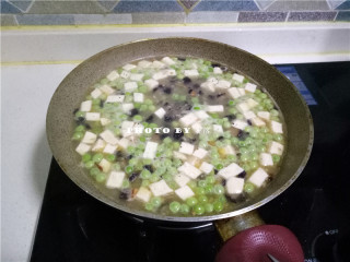 9、海参豆腐羹,放入嫩豆腐，大火煮开转中火；