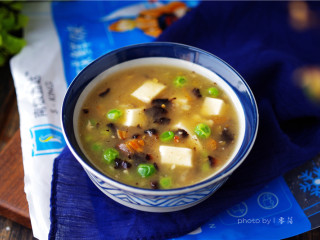 12、海参豆腐羹,将食材盛出；【海参豆腐羹】做好啦。