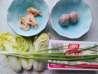 1、白菜豆腐汤,首先我们准备好所有食材
