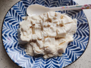 2、白菜豆腐汤,取出豆腐，静置备用