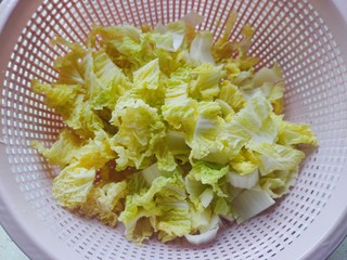 3、白菜豆腐汤,白菜心切去根部不要，洗净，切成小段，控干水分